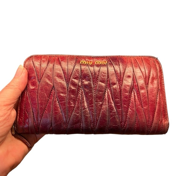 Miu Miu Red Leather Matelasse Wallet Zip Around Clutch Authentic - Picture 3 of 8